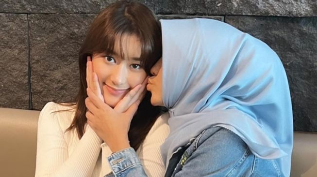 Potret Amanda Caesa Berangkat ke Inggris (Instagram/@amandacaesaa)