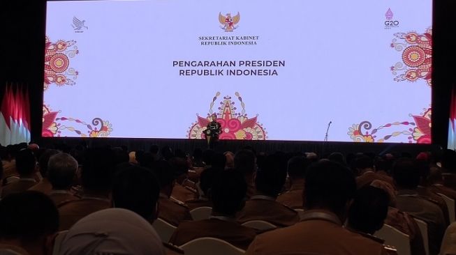 Presiden Jokowi saat pengarahan kepada kepala daerah, kepala lembaga, menteri, pimpinan BUMN, pangdam dan kajati di Jakarta Convention Center (JCC). (Suara.com/Ria Rizki)