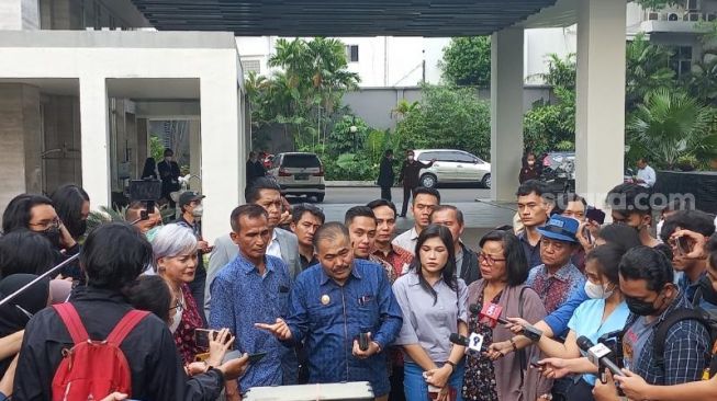 Kamaruddin Simanjuntak (tengah) saat bersama orang tua dan pacar mendiang Brigadir J. (Suara.com/Yaumal)