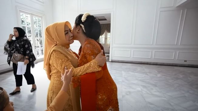 Sikapnya Dapat Sorotan, Ini 9 Momen Pertemuan Krisdayanti dengan Ibunda dari Sang Mantan Suami Anang Hermansyah