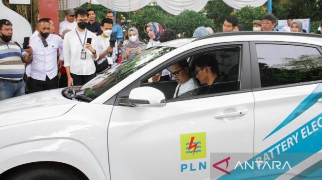 Wali Kota Bogor Bima Arya Sugiarto saat menjajal mobil listrik Hyundai Kona pada acara peringatan Hari Pelanggan 2022 yang diselenggarakan PT PLN di Taman Ekspresi Kota Bogor, Rabu (21/9/2022). [ANTARA/HO/Pemkot Bogor]