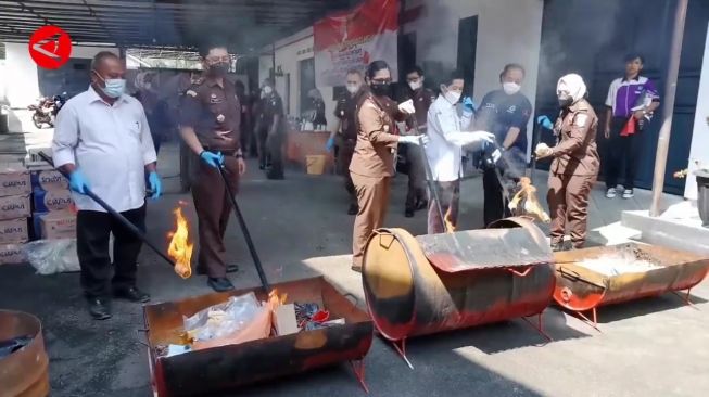 Kejari Pandeglang Musnahkan Barang Bukti Kejahatan, Ada Ponsel Hingga Narkoba