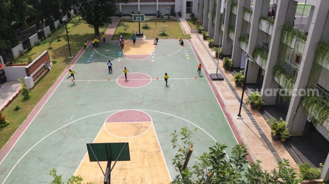 Pelajar mengikuti proses belajar di SDN Ragunan 08 yang termasuk sekolah berkonsep net zero carbon di Ragunan, Jakarta Selatan, Kamis (29/9/2022). [Suara.com/Alfian Winanto]