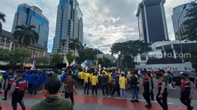 Massa Mahasiswa dari BEM SI Kerakyatan saat berunjuk rasa di Jakarta. (Suara.com/Yaumal)
