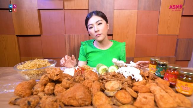 Video mukbang ASMR artis Indonesia (YouTube/MOP Channel)