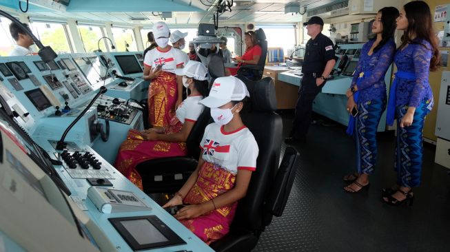 Warga memasuki ruang nahkoda saat mengikuti tur keliling Kapal Angkatan Laut Kerajaan Inggris His Majesty's Ship (HMS) Spey di Pelabuhan Benoa, Denpasar, Bali, Jumat (30/9/2022). [ANTARA FOTO/Nyoman Hendra Wibowo/foc]
