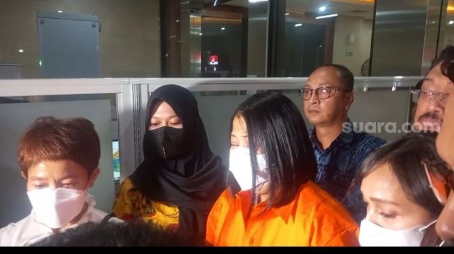 Putri Candrwathi, istri Ferdy Sambo menangis setelah menggunakan baju tahanan oranye. (Suara.com/M Yasir)