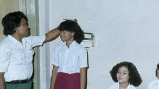 Wajah Murid Disebut Mirip Ibu Guru, Foto Jadul Siswi SD di Tahun 1980 Bikin Publik Heran