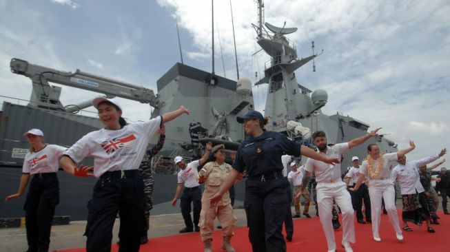  Anggota TNI AL bersama Angkatan Laut Kerajaan Inggris mengikuti gerakan senam Maumere dalam rangkaian menyambut kunjungan Kapal Angkatan Laut Kerajaan Inggris His Majesty's Ship (HMS) Spey di Pelabuhan Benoa, Denpasar, Bali, Jumat (30/9/2022). [ANTARA FOTO/Nyoman Hendra Wibowo/foc]
