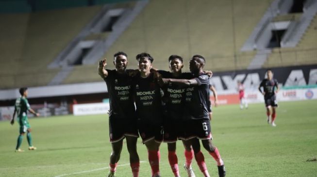Persita Tangerang striker Wildan Ramdhani (second left) celebrates scoring a goal with his teammates in the 11th week match of BRI Liga 1 against PSS Sleman at Maguwoharjo Stadium, Sleman, Thursday (29/9/2022).  (HO-Persita Tangerang)