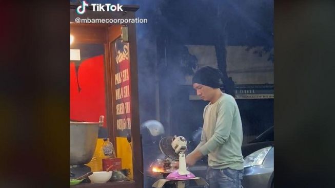 Curi Perhatian Warganet, Beredar Video Penjual Sate Berwajah Mirip Anji