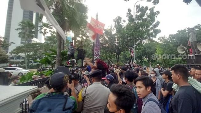 Dobrak Pagar Balai Kota, Massa KRMP: Buka Pintunya, Kami Minta Anies Keluar