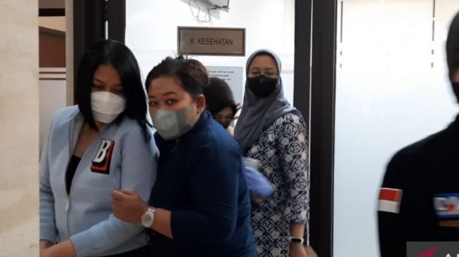 Putri Candrawathi, tersangka pembunuhan Brigadir J keluar dari ruang pemeriksaan kesehatan di gedung Bareskrim Polri, Jakarta, Jumat (30/9/2022). [ANTARA/Laily Rahmawaty]
