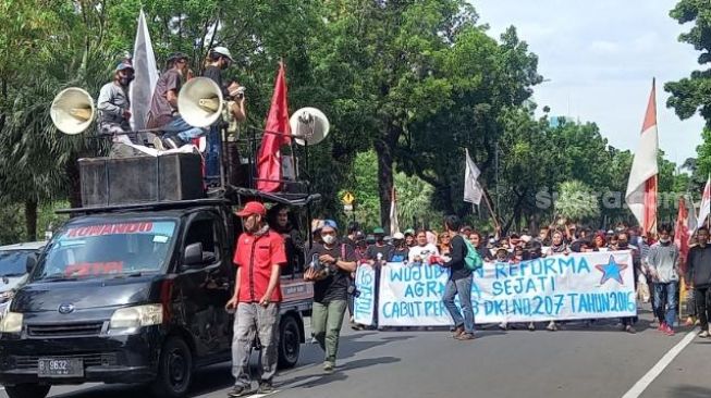 Koalisi Rakyat Menolak Penggusuran saat menggelar unjuk rasa di depan Balai Kota DKI Jakarta. (Suara.com/Arga)