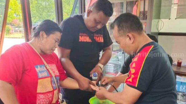 Cerita Nurhayati Meringis ke PMK Ngawi Jarinya Bengkak Terjepit Cincin