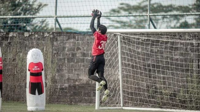 Kiper Persik Kediri, Muhammad Adi Satryo. [Instagram/@adisatryoo]