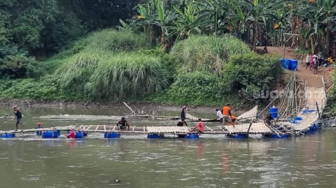 Hujan Deras Turun, Jembatan Sasak di Kampung Ngepung Solo Rusak Diterjang Arus Bengawan Solo