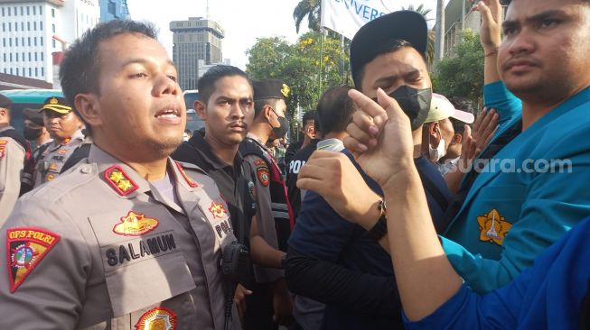 Massa BEM SI Kerakyatan dikepung aparat kepolisian setelah terlibat adu dorong dan ribut mulut. (Suara.com/Yaumal)