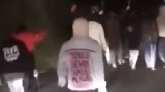 Viral Gangster Joget-joget Tutup Jalan Sambil Tenteng Sajam, Netizen Geram: Tembak Mati Boleh Gak Sih?