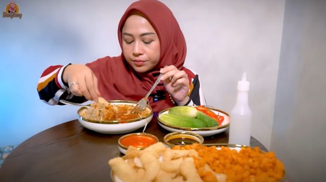  Video mukbang ASMR artis Indonesia (YouTube/Shanty Denny)