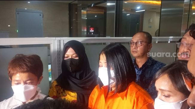 Penampakan Putri Candrawathi Nangis Pakai Baju Tahanan: Saya Titip Anak di Rumah dan Sekolah