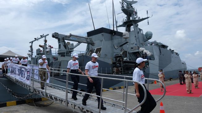 Angkatan Laut Kerajaan Inggris turun dari Kapal Angkatan Laut Kerajaan Inggris His Majesty's Ship (HMS) Spey setibanya di Pelabuhan Benoa, Denpasar, Bali, Jumat (30/9/2022). [ANTARA FOTO/Nyoman Hendra Wibowo/foc]