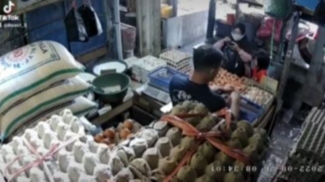 Tak Patut Ditiru! Emak-Emak Ini Biarkan Anaknya Mencuri Telur Pedagang Terekam CCTV