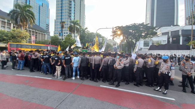 Demo Ricuh Gegara Adu Dorong hingga Ribut Mulut, Massa BEM SI Kerakyatan Kini Dikepung Aparat