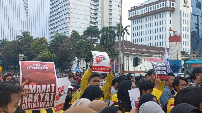 Protes Kerap Dihalau Kawat Berduri Tiap Demo Jokowi di Istana, Massa Mahasiswa Pilih Dekati Gedung Bank Indonesia