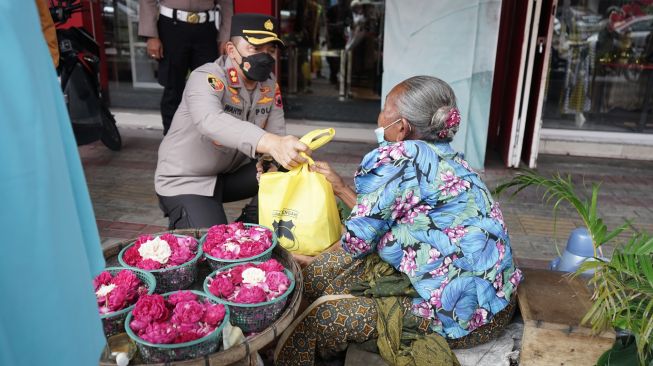 Bersama Babinsa dan Mahasiswa, Polres Sukoharjo Bagikan Ratusan Paket Sembako untuk Masyarakat yang Membutuhkan