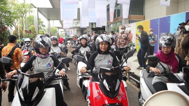 Menteri PPPA Pimpin Pawai Kendaraan Listrik di IEMS 2022