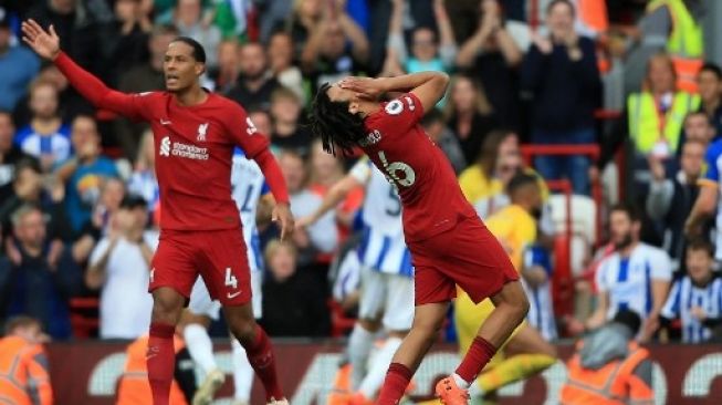 The reaction of Liverpool's Virgil van Dijk (left) and Trent-Alexander Arnold against Brighton in the English league match at Anfield, Saturday (1/10/2022). [AFP]