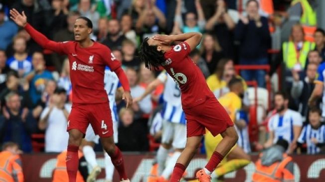 Reaksi pemain Liverpool Virgil van Dijk (kiri) dan Trent-Alexander Arnold saat menghadapi Brighton dalam pertandingan liga Inggris di Anfield, Sabtu (1/10/2022). [AFP]