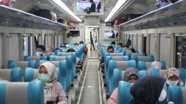 Penumpang KRL dan Kereta Api Jarak Jauh Sudah Boleh Lepas Masker