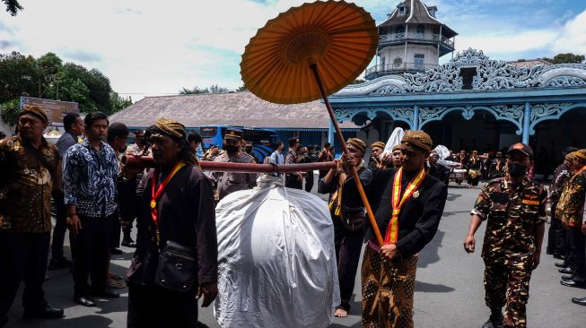 Abdi dalem Keraton Kasunanan Surakarta Hadiningrat Solo membawa gamelan sekaten Kiai Guntur Madu dan Kiai Guntur Sari saat kirab menuju Masjid Agung Solo, Jawa Tengah, Sabtu (1/10/2022).  ANTARA FOTO/Maulana Surya