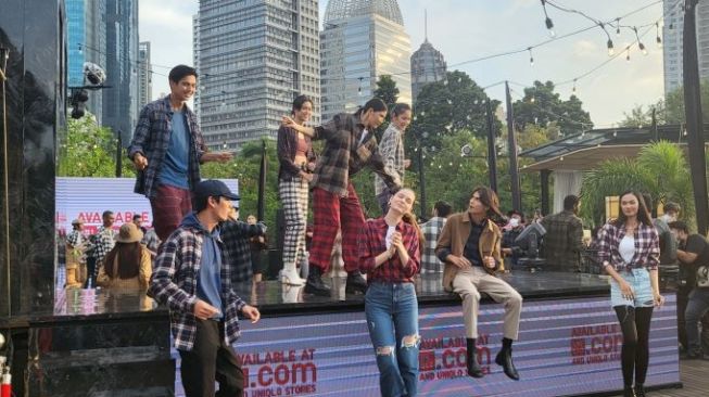 Inspirasi Gaya dengan Kemeja Flanel, Timeless dan Tetap Kece di Berbagai Zaman