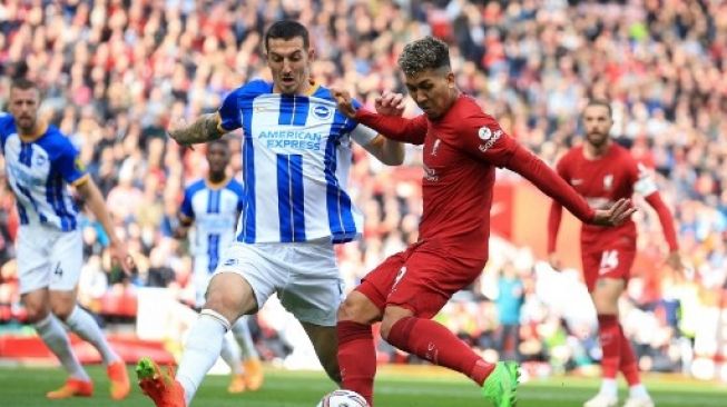 Pemain Liverpool Roberto Firmino melepaskan tendangan ke gawang Brighton dalam pertandingan liga Inggris di Anfield, Sabtu (1/10/2022). [AFP]