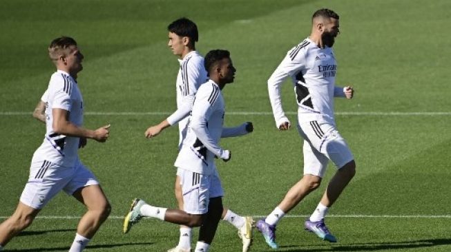 Pemain Real Madrid Karim Benzema berlatih bersama rekan-rekannya di Valdebebas, Sabtu (1/10/2022). [AFP]