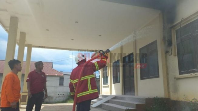 Korsleting Listrik, Kantor PN Sanggau Selamat dari Kebakaran Berkat Laporan Warga dan Gerak Cepat Tim Pemadam