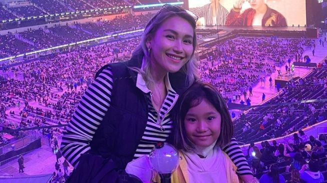 7 Potret Artis Single Parent Liburan Bareng Anak ke Luar Negeri, Ayu Ting Ting Ajak Bilqis Nonton BTS di Amerika