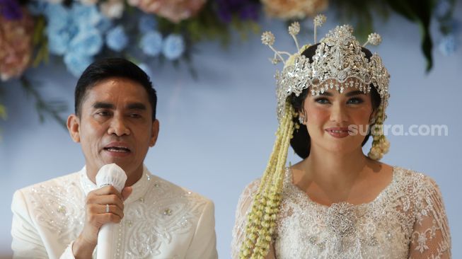 Suami Catherine Wilson Idham Massae memberikan keterangan pers usai akad nikah di dalam Jakarta, Sabtu (1/1). [ Suara.com/Oke Atmaja]
