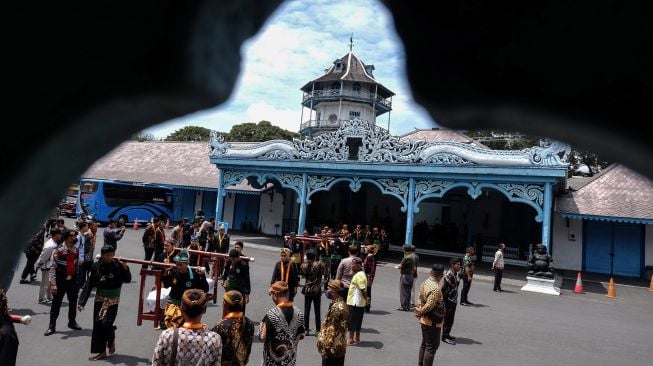 Abdi dalem Keraton Kasunanan Surakarta Hadiningrat Solo membawa gamelan sekaten Kiai Guntur Madu dan Kiai Guntur Sari saat kirab menuju Masjid Agung Solo, Jawa Tengah, Sabtu (1/10/2022).  ANTARA FOTO/Maulana Surya