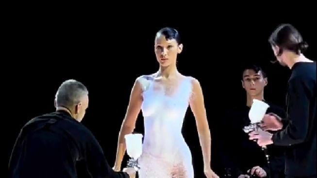 Memukau! Bella Hadid Disemprot Spray Khusus yang Berubah Jadi Dress