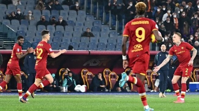 Gelandang AS Roma Cristian Volpato rayakan gol dalam laga Serie A kontra Hellas Verona di Olympic Stadium, 19 Februari 2022. [AFP]