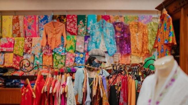Kebaya peranakan jadi salah satu yang diburu wisatawan ketika berkunjung ke Singapura. (Agoda)