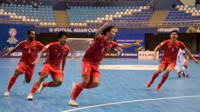 Para pemain Timnas Futsal Indonesia merayakan gol ke gawang Lebanon pada laga Grup C Piala Futsal Asia 2022 di Saad Al Abdullah Hall, Kuwait, Jumat (30/9/2022). (ANTARA/HO-AFC)