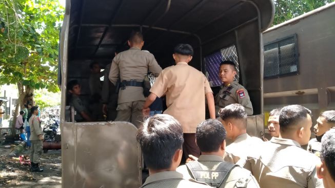 Satpol PP Tangkap 4 Pelajar di Padang, Bawa Celurit Diduga untuk Tawuran