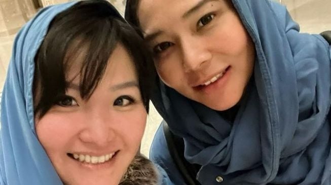 Momen Mey Chan Pakai Kerudung di Kazakhstan (Instagram/@ditaofficial.id)