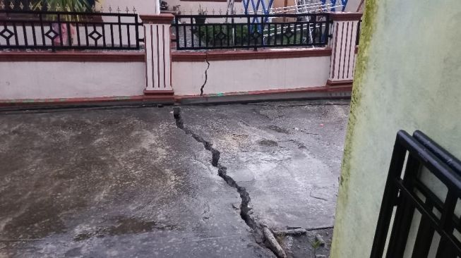 Gempa bumi di Tapanuli Utara menyebabkan rumah ibadah, rumah warga, fasilitas umum rusak. Gempa juga mengakibatkan tanah longsor dan jalan amblas. [Ist] 