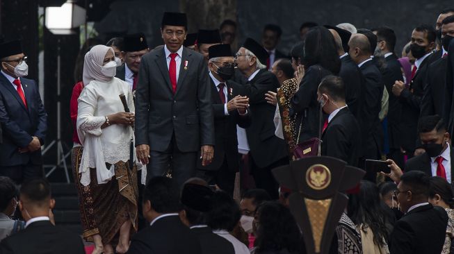 Presiden Joko Widodo (ketiga kiri) didampingi Ibu Negara Iriana Joko Widodo (kiri) serta Wakil Presiden Ma'ruf Amin (keempat kanan) didampingi Istri Wury Estu Handayani (kedua kiri) tiba dalam upacara Peringatan Hari Kesaktian Pancasila Tahun 2022 di Monumen Pancasila Sakti, Lubang Buaya, Jakarta Timur, Sabtu (1/10/2022). ANTARA FOTO/Sigid Kurniawan
